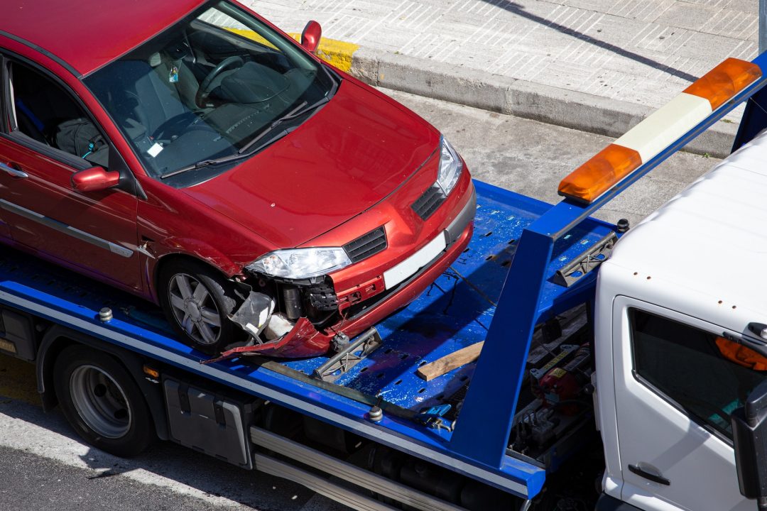 //soobigtowing.com/wp-content/uploads/2023/06/crashed-car-loaded-on-a-tow-truck-1.jpg
